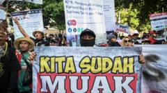 Massa yang tergabung dalam Aliansi Masyarakat Pati Bersatu (AMPB) mengikuti aksi di depan Gedung Merah Putih KPK, Jakarta, Senin (1/9/2025). 