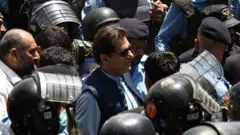 इस्लामाबाद हाई कोर्ट पहुंचे पूर्व प्रधानमंत्री इमरान ख़ान को सुरक्षा देते पुलिस कमांडो