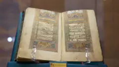 مكتبة الملك عبد العزيز العامة بالرياض تعرض مصاحف مذهّبة ومزخرفة نادرة