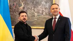 Володимир Зеленський та президент Польщі Кароль Навроцький символічно потиснули руки під картиною, яка зображує битву поляків з росіянами під Рацлавицями 
