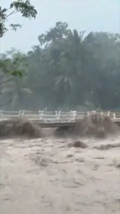 Hujan deras, Sungai Cipamingkis meluap