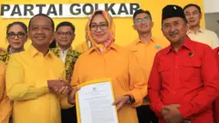 Ketua Umum Partai Golkar Bahlil Lahadalia (kedua kiri) menyerahkan formulir B1-KWK kepada bakal calon Gubernur Banten Airin Rachmi Diany (tengah) dan bakal calon Wakil Gubernur Banten Ade Sumardi (kedua kanan) di Kantor DPP Partai Golkar, Jakarta, Selasa (27/8/2024).
