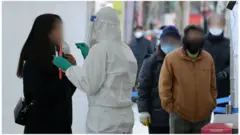 14일 오후 서울 종로구 탑골공원 앞에 마련된 코로나19 임시 선별진료소를 찾은 시민들이 검사를 받고 있다