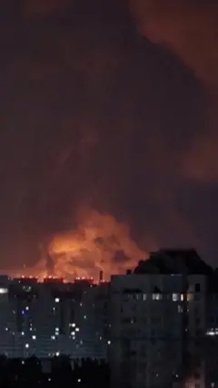 Зарево пожара на фоне домов