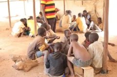 Abana bo mu kigo ca Munzenze bariko barasangira