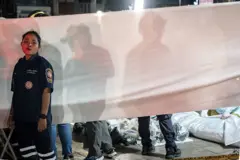 थायलंडची राजधानी बँकॉकमधील चातुचक परिसरामधील एका बारला सोमवारी रात्री उशीरा भीषण आग लागल्याने 27 लोकांचा मृत्यू झाला आहे.
या दुर्घटनेमध्ये 60 हून अधिक लोक जखमी झाले आहेत. अनेक लोक अद्यापही बेपत्ता असल्याचीही शक्यता वर्तवली जात आहे.