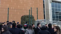 Avukatlar, 9 Mart 2026'da İstanbul, Türkiye'deki Silivri Marmara Cezaevi ve Adliye Kompleksi önünde bekliyor.