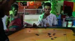 कोलकाता के एक पाड़ा क्लब में कैरम खेलते लोग