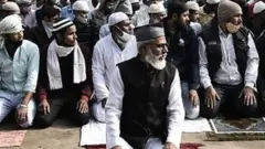 ভারতের গুরুগ্রামে তেশরা ডিসেম্বর, ২০২১-এ বিক্ষোভের মধ্যে মুসুল্লিরা সেক্টর ৩৭ এর পার্কিং এলাকায় নামাজ আদায় করছেন। অপ্রীতিকর ঘটনা এড়াতে ব্যাপক পুলিশ মোতায়েন করা হয়েছে।