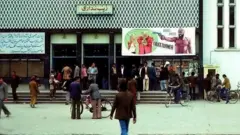 پوستر فیلم «ترک ترنر» بر دیوار سینمای زینب در زمان حاکمیت محمد داوود. 