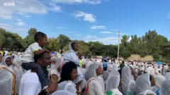 Maatiin ijoolee qabatanii kabaja daamaaraarratti -Adaamaa