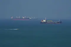 Navio-tanque de petróleo navega pelo mar em 28 de abril de 2026, na Ilha de Qeshm, no Irã, no Estreito de Ormuz