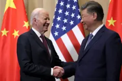 O ex-presidente dos EUA, Joe Biden, apertando a mão do presidente da China, Xi Jinping