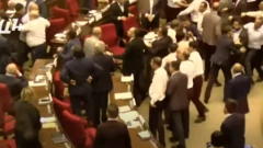 Ermənistan parlamentində dava düşüb