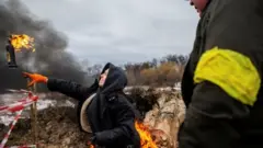 Un civil entrena en Ucrania cómo lanzar un coctel molotov