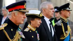 El rey Carlos III, la princesa Ana, el duque de York y el Conde de Wessex caminan tras el féretro de la reina Isabel II.
