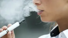 Una mujer vapeando.