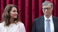 Współzałożyciel firmy Microsoft, Bill (z prawej), i Melinda Gates stoją razem przed otrzymaniem tytułu Komandora Legii Honorowej w Pałacu Elizejskim w Paryżu, 21 kwietnia 2017 r.
