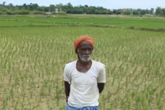 पानी नपरेपछि सुक्खा बनेको धानखेतमा उभिएका रौतहटका एक किसान