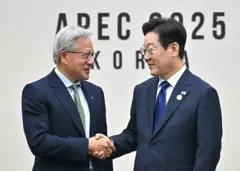 APEC이 열리고 있는 경주에서 접견한 이재명 대통령(오른쪽)과 젠슨 황 CEO(왼쪽)