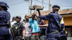 Uwuri mu myiyerekano ahanganye n'abaporisi 