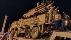مقاتلون بحكومة الوفاق يستعرضون منظومة دفاع جوي روسية في طرابلس