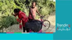 فتاة هندية تحمل والدها على دراجة هوائية لـ1200 كم