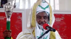 Muhammadu Sanusi II prononçant un discours après son couronnement.