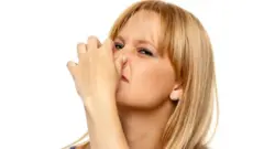নাক চেপে ধরা নারী