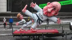 Платформа с куклой Путина