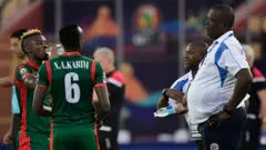 Niyungeko aganira na Nizigiyimana Karim ku mukino bakinnye na Guinea
