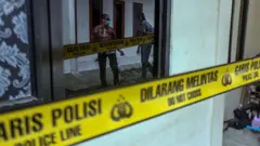 Refleksi warga melihat kondisi rumah kontrakan tempat terjadinya kasus pembunuhan empat orang anak di Jagakarsa, Jakarta Selatan, Kamis (7/12/2023). 