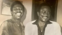 Oloogbe Ayinde Barrister wọ aṣọ dudu, Alhaji Ayinla Kollington wọ aṣọ funfun 