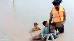  حافظ آباد کا ’ملنگ‘ جس نے سیلاب میں گھرے درجنوں افراد کی جانیں بچائیں 