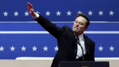 ナチス式の敬礼のようなしぐさをするイーロン・マスク氏