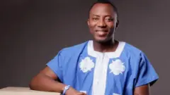 Omoyele Sowore. O wọ aṣọ Danṣiki alawọ aro ti wọn fi awọ funfun ṣiṣẹ si ọrun rẹ, o n wo ọọkan bo ṣe n rẹrin-in ninu aworan yii.