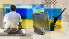 Um homem não identificado, usando camiseta branca, está sentado de costas para a câmera. Ao seu lado, há uma colagem com a bandeira e a insígnia usadas pelos soldados ucranianos