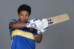 හසිනි පෙරේරා පන්දුවට පහර දෙන ඉරියව්වකින් පිත්ත ඔසවාගෙන සිටී.