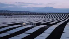 Panéis solares da usina El Rubí, no sul do Peru