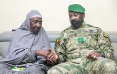 Assimi Goïta n'umugore afashe mu kiganza