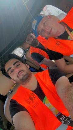 سيف مع فريق المطبخ المركزي العالمي