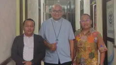 Romo Paschalis (tengah) bersama kuasa hukum memenuhi panggilan Polda Kepri, Senin (06/03) 