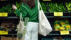 장을 보는 여성