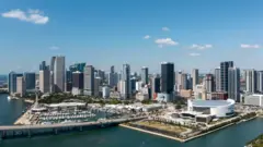 Vista de arranha-céus, ponte e marina em Miami