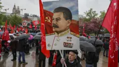 Mężczyzna trzyma portret Stalina podczas demonstracji z okazji Międzynarodowego Dnia Pracy w Moskwie