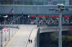 Faixa destinada a pedestres na ponte