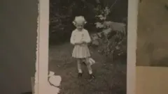 Laanaa Pooyintiing, suuraa adiifi gurraachaa daa'ima uffata adii keewwa