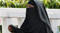 Haweenaydan waxa kale oo ay BBC-da u sheegtay in haweenkan gaadhaya 48 oo ay ka mid tahay oo cudurkan la nool ay isu abaabuleen sidii ay uga shaqayn lahaayeen wacyi gelinta bulshada. 