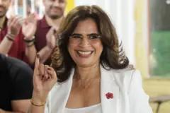 Rixi Moncada, sonriente, muestra su dedo índice entitado luego de votar en las elecciones presidenciales