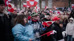 Manifestantes contra las intenciones de Estados Unidos de tomar el control de Groenlandia se concentran frente a la embajada estadounidense en Copenhague, Dinamarca, el sábado 17 de enero de 2026.